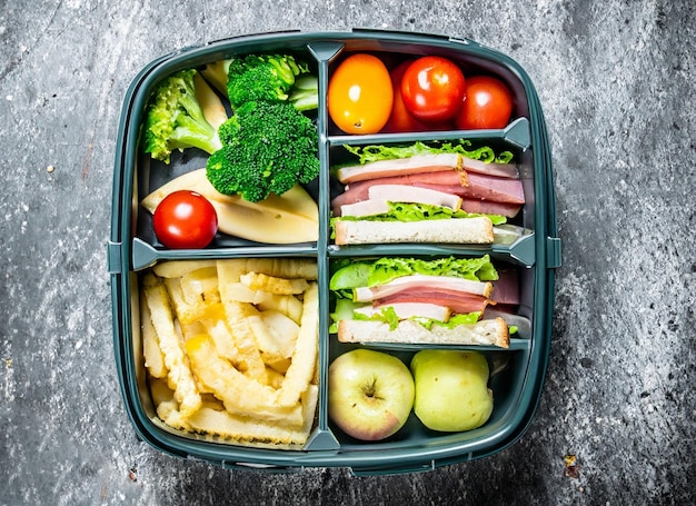 Photo healthy school lunch box sandwich vegetables fruit and juice