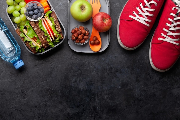 Photo healthy school lunch box with sandwich and fresh vegetables