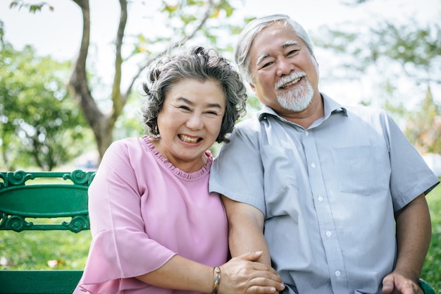 공원에서 벤치에 좌석을 휴식 건강 한 노인 부부