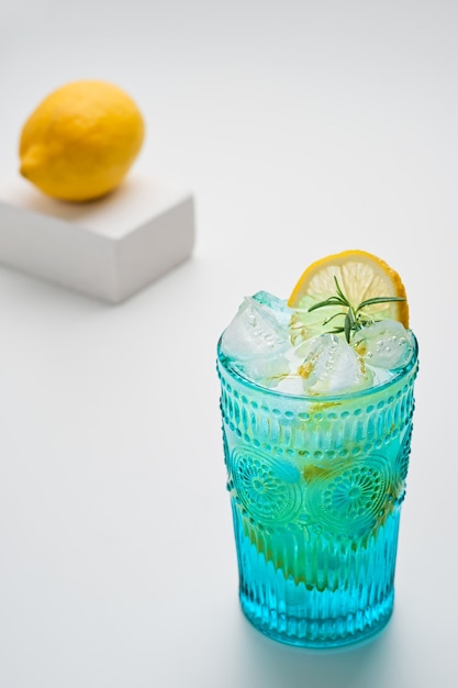 Полезный безалкогольный напиток из ледяной воды и свежих фруктов лимона и лайма
