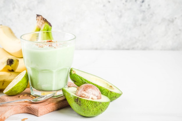 Bevanda estiva salutare, frullato di avocado e banana con lime, muesli e latte di cocco