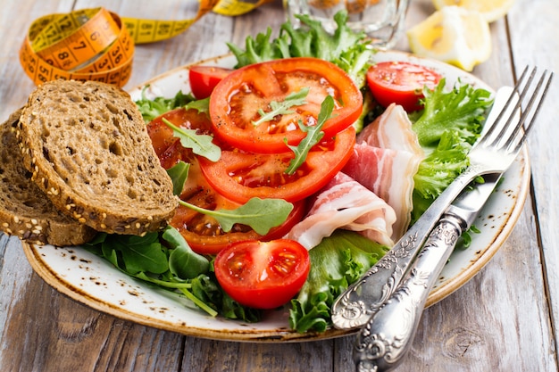 Healthy summer salad with ham and tomato