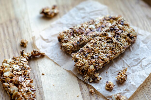 Photo healthy sweet bars with nuts, sesame, cereals, and honey