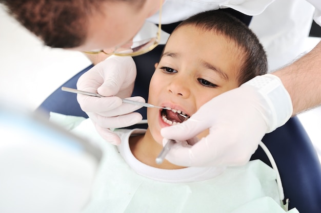 歯科医のオフィスで健康な歯の患者は、う蝕の予防