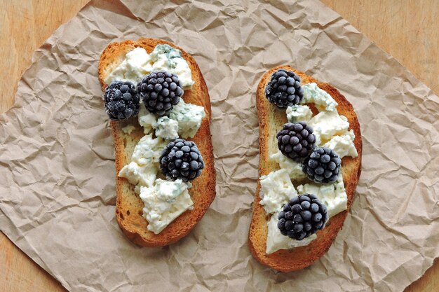 Healthy toasts with blue cheese and blackberries.