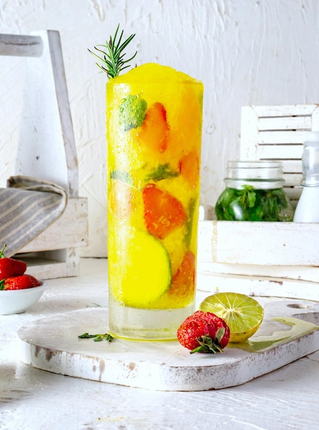 흰색 배경에 건강한 열대 과일 주스 채식 음료 건강한 해독 음료 여름 음료 복사 공간