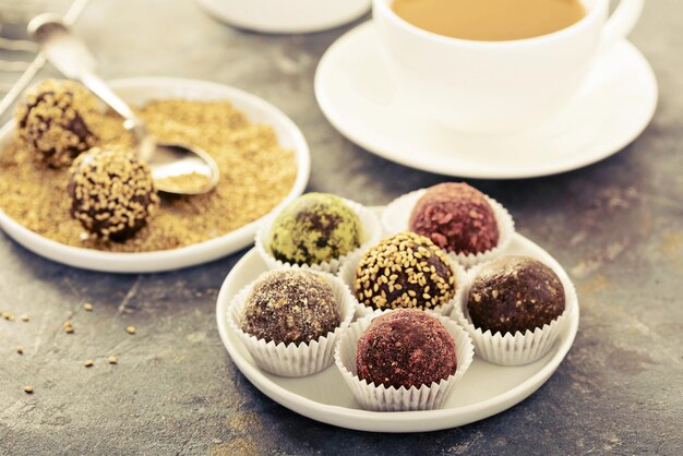 Photo healthy truffles with dates and nuts