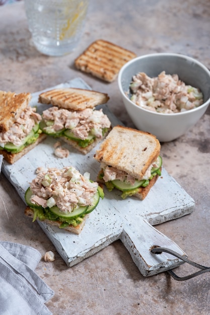 Photo healthy tuna sandwich with avocado and cucumber