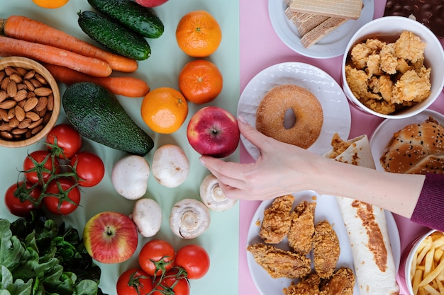 Fast food sano e malsano su rosa e verde