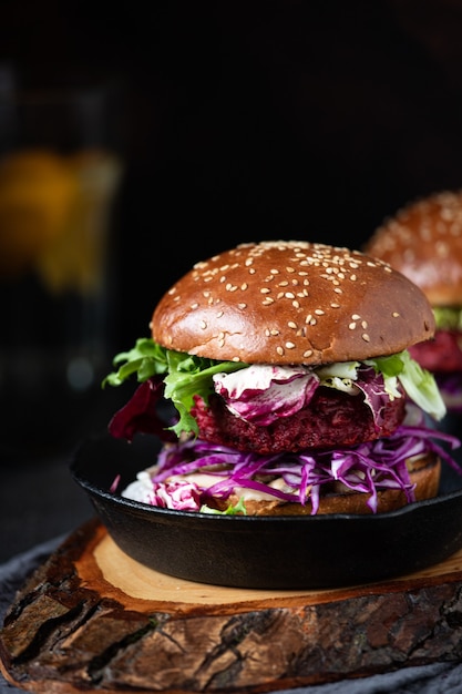 Foto hamburger vegani sani di barbabietola con cavolo rosso e lattuga