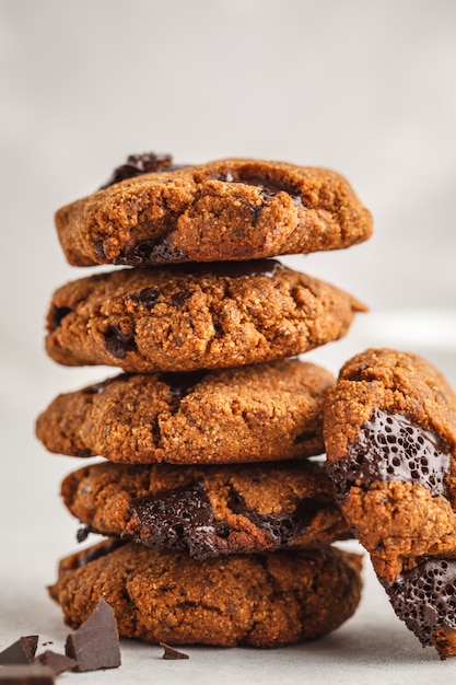 Foto biscotti vegani sani con cioccolato, sfondo bianco. pulire il concetto di mangiare.