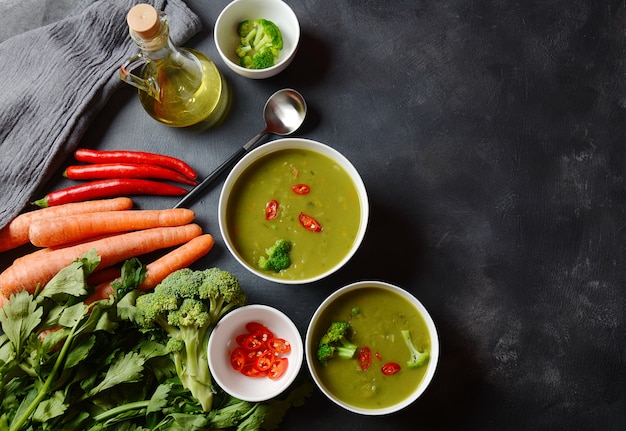 Фото healthy vegan сливочный овощной суп-пюре с брокколи, сельдереем, горошком и морковью.