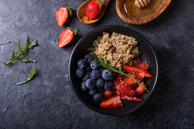 Quinoa di insalata sana dieta vegana con semi di mirtillo, fragola, miele e chia.