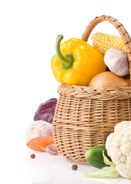 Фото Здоровая овощная еда и корзина изолированы