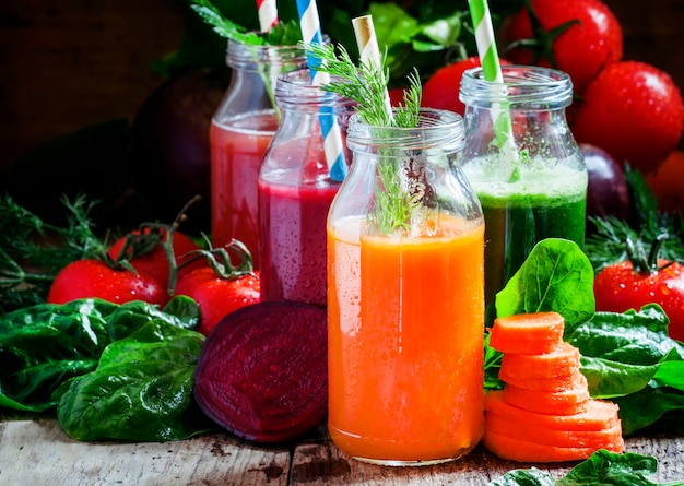 Здоровые овощные смузи стеклянные бутылки с соломкой винтажный деревянный фон селективный фокус