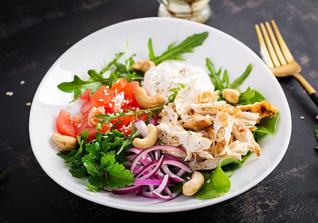 Insalata estiva di verdure salutari, verdure fresche e petto di pollo con salsa allo yogurt. keto, dieta chetogenica.