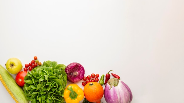 Foto verdure sane in pieno delle vitamine su fondo bianco con lo spazio della copia