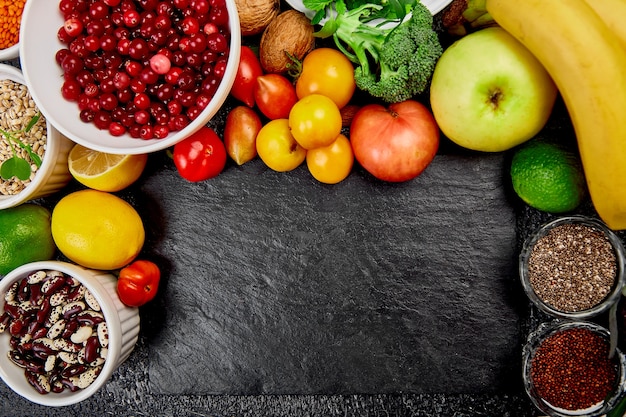 テーブルの上の健康的な菜食主義者の秋の食べ物