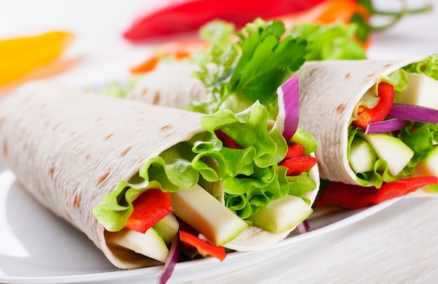 Photo healthy vegetarian salad tortilla wraps