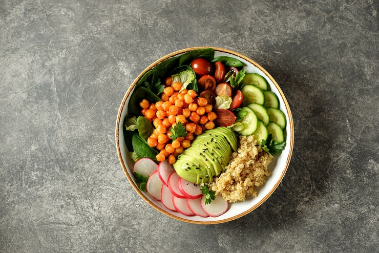 Photo healthy vegetarian salad with chickpeas, quinoa, cucumber, radish, and avocado