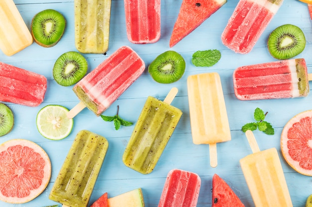 Photo healthy whole fruit popsicles with berries kiwi watermelon cantaloupe on wooden vintage table