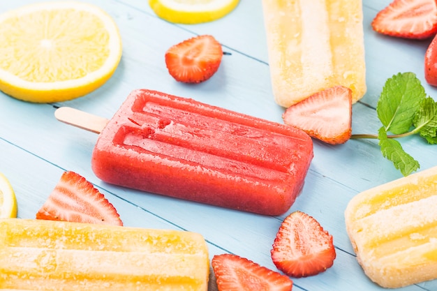 Photo healthy whole fruit popsicles