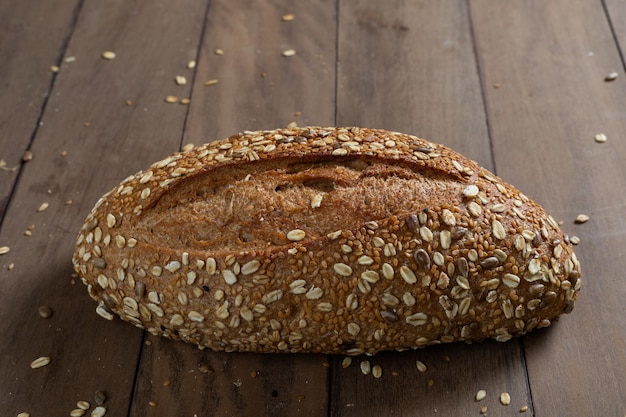 Здоровый хлеб из цельного зерна Ремесленный на деревянном столе Copy Space