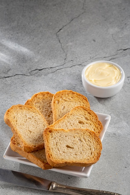 バターと健康的な全粒粉トースト