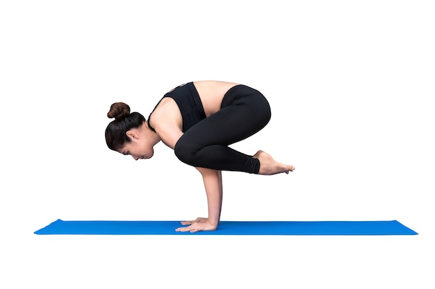 Donna in buona salute che esercita yoga isolata con il percorso di ritaglio su fondo bianco.