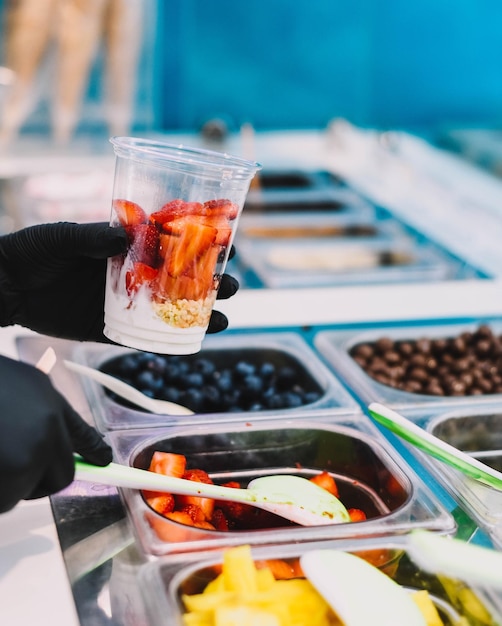 Photo healthy yogurt ice creams with different toppings