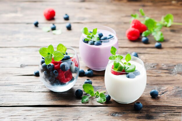 Yogurt sano con frutti di bosco e menta