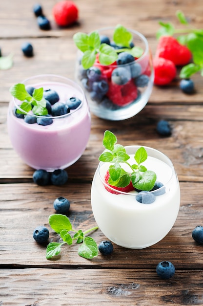 Photo healthy yogurt with berry and mint