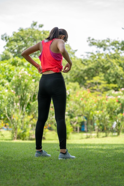 Esercizio di allenamento femminile sano prima di correre o di una sessione di allenamento fitness nel city park