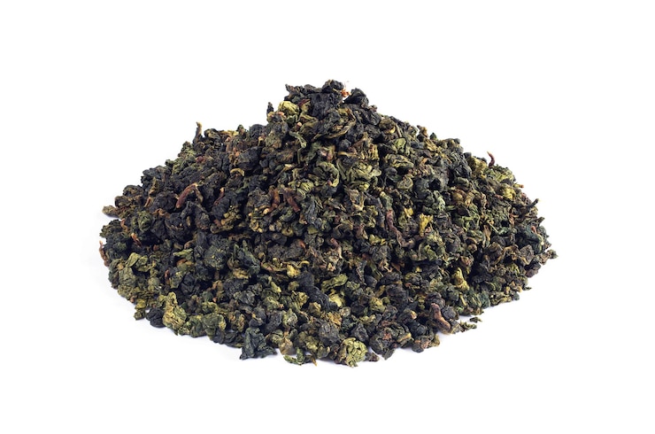 Куча китайского чая Tie Guan Yin на белом фоне