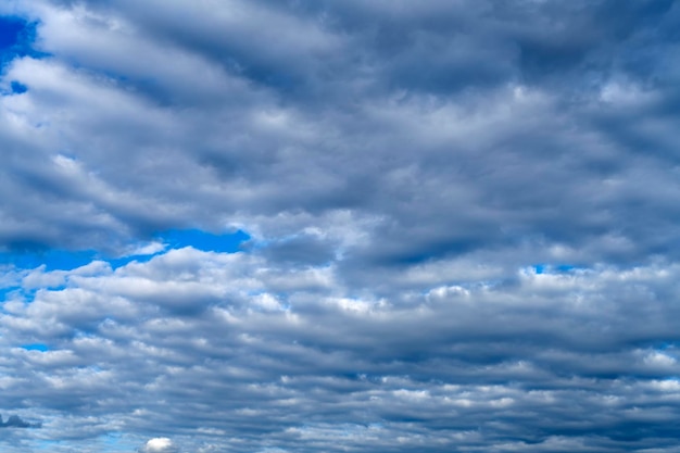 ヒープ雲。どんよりした天気。多孔質の雲。積乱雲。スピンドリフトの雲