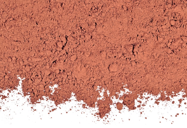 Foto mucchio di cacao in polvere su sfondo bianco