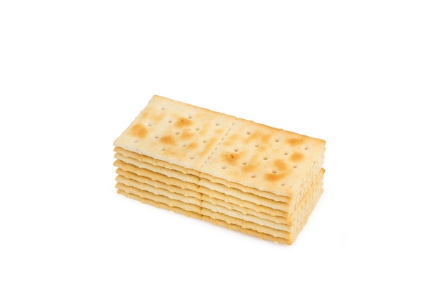 Un mucchio di biscotti cracker su uno sfondo bianco