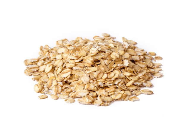 Photo heap of dry rolled oats isolated