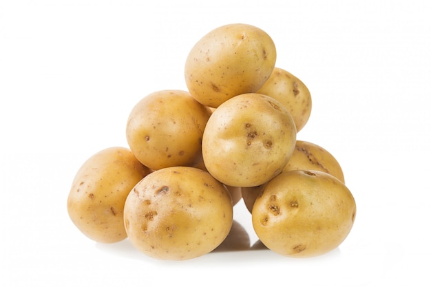 Куча свежего молодого картофеля, изолированные на белом