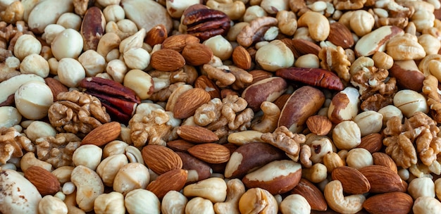 Cumulo di vari tipi di noci, mandorle, noci, nocciole, anacardi, noci del brasile