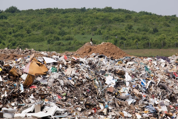 Foto un mucchio di spazzatura sulla terraferma