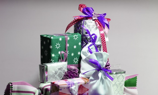 Куча подарков и сувениров в цветной бумаге и полосках для новогодних поздравлений стоковое фото