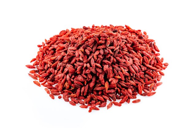 Mucchio di bacche di goji su uno sfondo bianco. mucchio di bacche di goji isolato su uno sfondo bianco.