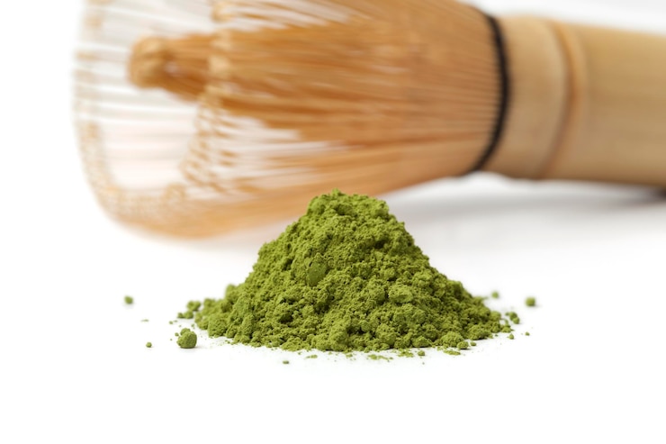 Photo heap of matcha tea and a whisk