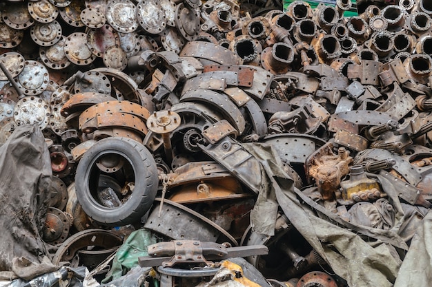 写真 廃品置き場のスクラップと錆びた自動車部品の山