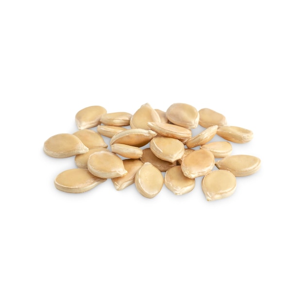 Foto un mucchio di semi di zucca crudi, secchi e commestibili non sgusciati utilizzati come spuntino isolati su sfondo bianco