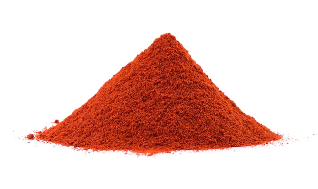 Photo heap of red chilli pepper powder on white background