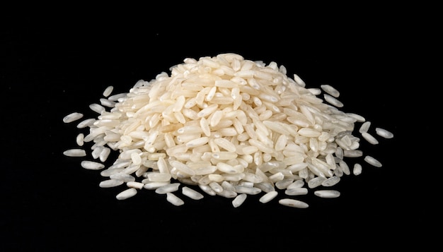 검은 배경에 고립 된 쌀의 힙