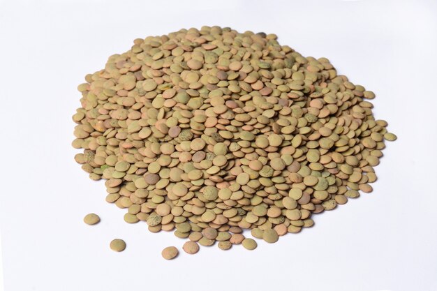 Photo heap of salamanca lentils on white background