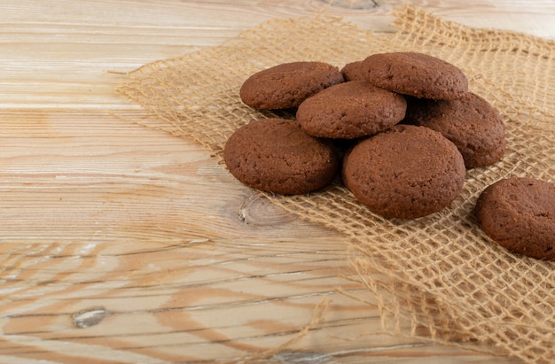 Mucchio di biscotti al burro al cioccolato fatti in casa morbidi con ripieno di cioccolato sul fondo della tavola rustica.